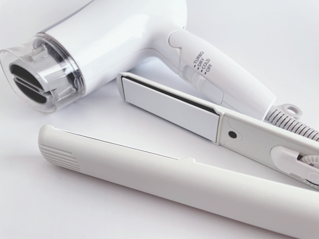 ヘアアイロンとドライヤー