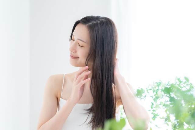 ヘアケアをする女性