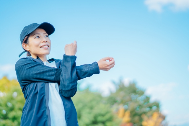 公園でストレッチをする女性