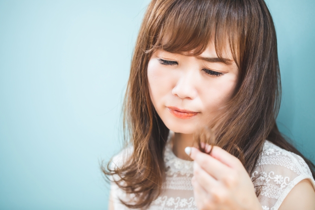毛先のダメージに悩む女性