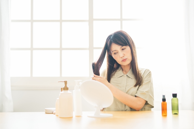 髪をブラッシングする女性