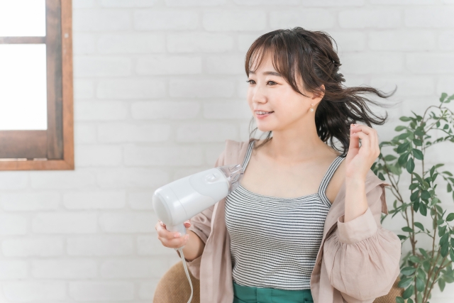 あらかじめ冷風で髪の温度を下げ、表面のキューティクルをキュッと引き締めてロックしておく。この習慣だけで、外に出た瞬間の急激な型崩れを物理的に防ぎ、帽子を持たずに一歩外へ踏み出す自信が出ます。