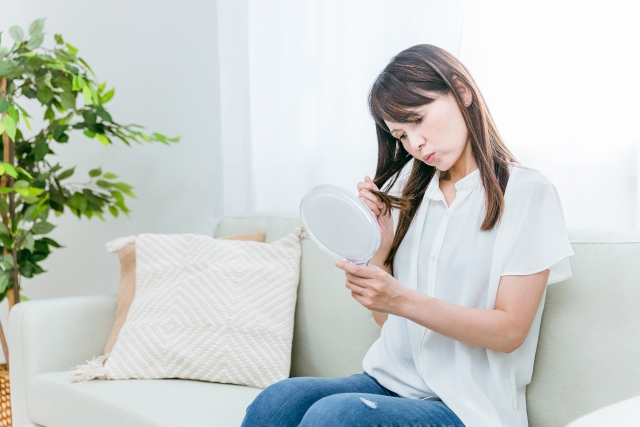 髪を気にする女性