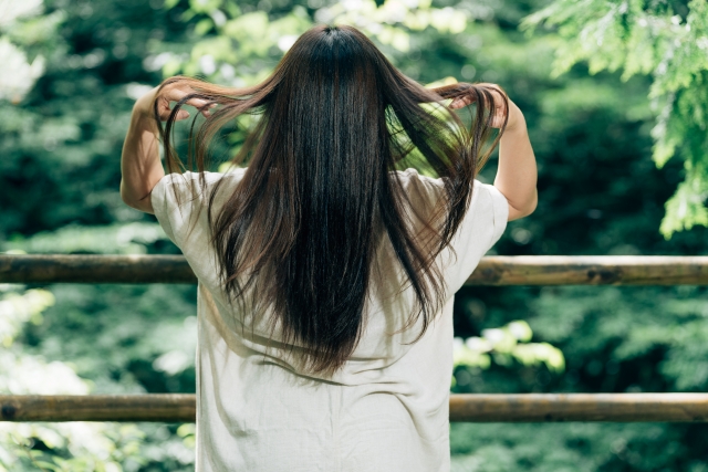 美しいロングヘアの女性