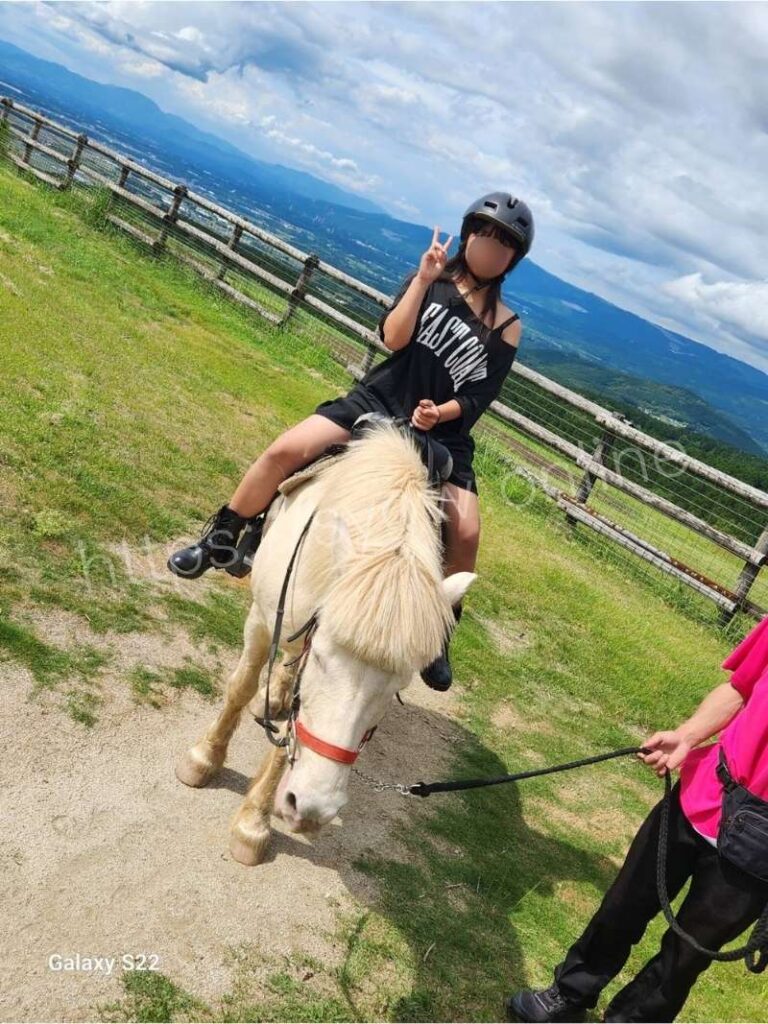 ダンスの待ち時間に、ミルク牧場。次女の夢が決まった日。/大好きな馬に乗馬体験できてご機嫌の次女/美容室の休日