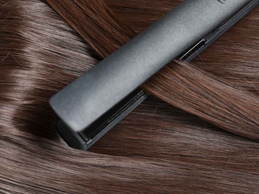 縮毛矯正とストレートの違いはヘアアイロンの使用の有無で決まる